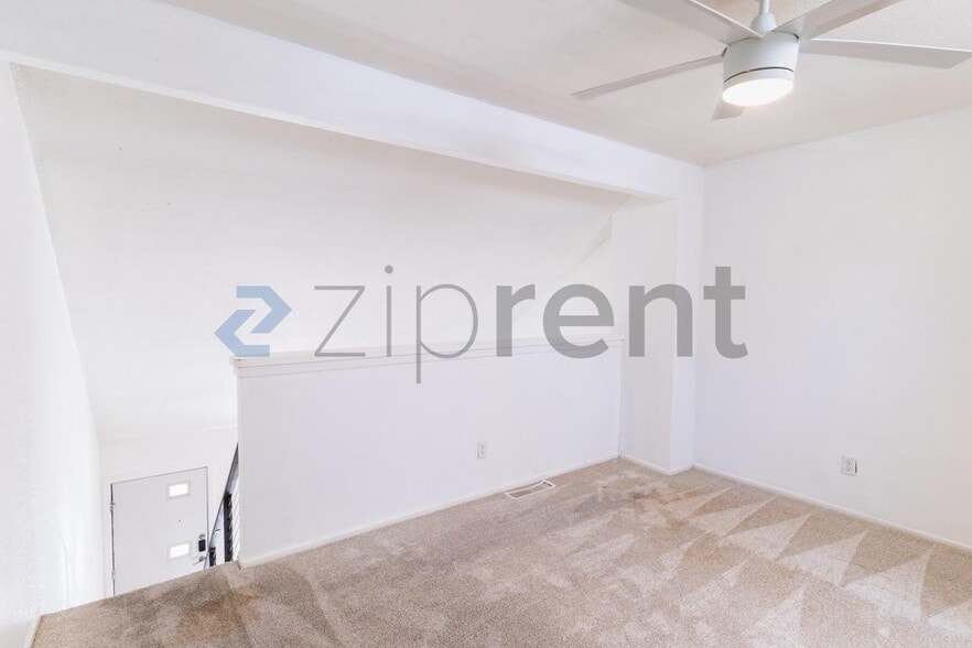 Building Photo - Unit B