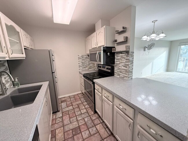 Building Photo - Top-Floor 3 Bed 2 Bath Condo in Fremont