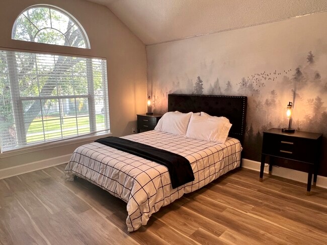 Building Photo - 405 W Silverthorn Ln