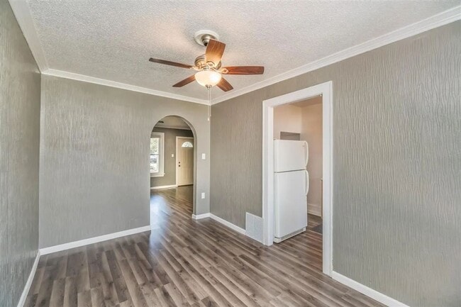 Building Photo - Charming 2 bedroom 1 bathroom townhouse