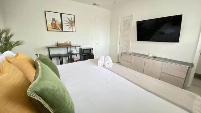 Building Photo - 1523 NE 51st St