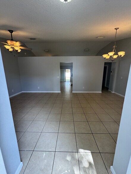 Building Photo - 449 SW Fifer Ave