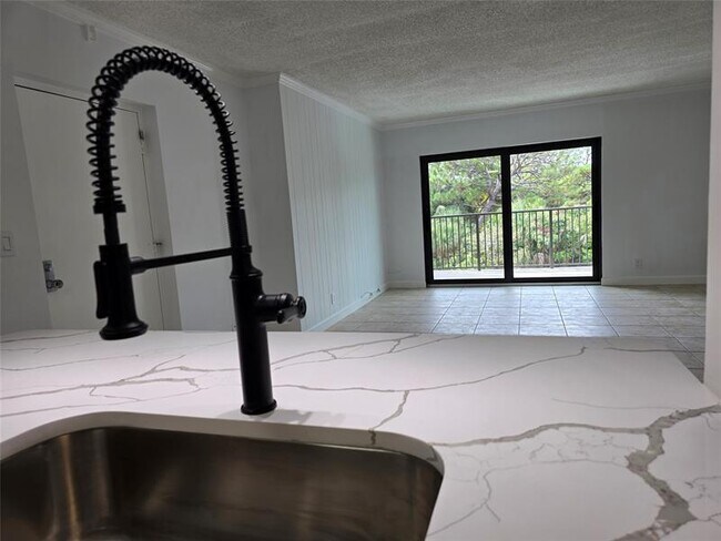 Building Photo - 1000 River Reach Dr