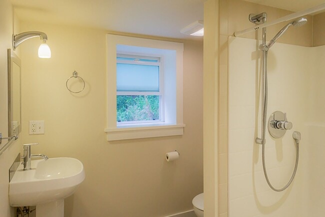 Building Photo - 4bd/2.5ba Seattle Home