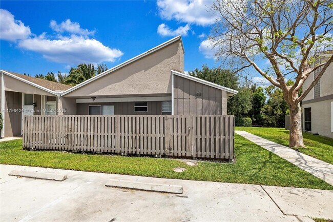 Building Photo - 618 Woodgate Cir