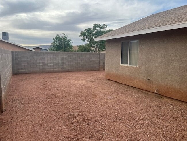 Building Photo - Charming 3 Bedroom 2 Bath Home