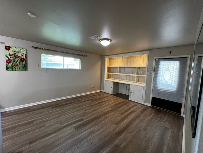 Building Photo - 3 Bedrooms, 1 Bathroom, Brick home , Carpo...