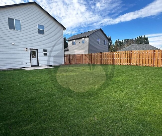 Building Photo - Newer Build- Ready for Move In