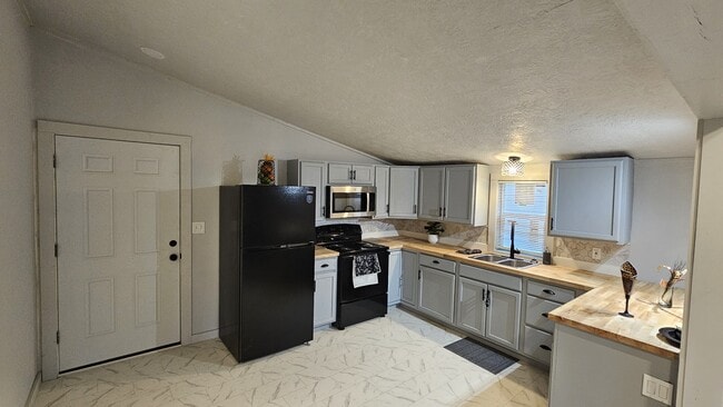 Building Photo - 715 Sabine St