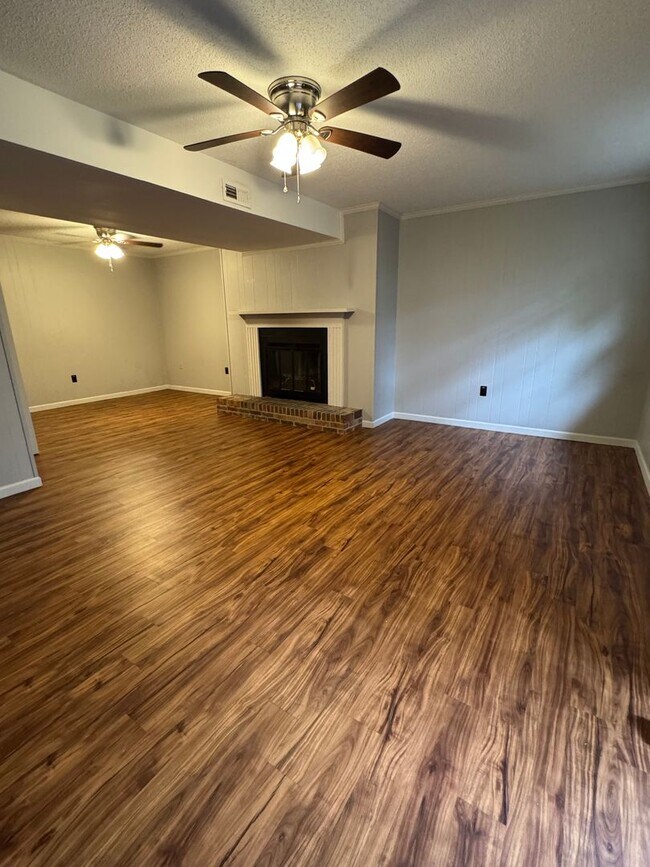 Building Photo - Spacious 3 bedroom 3 bath beautiful home w...