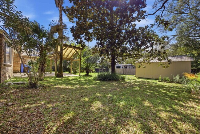 Building Photo - "Charming 4-Bedroom Shalimar Retreat- Power Included With Rent!"