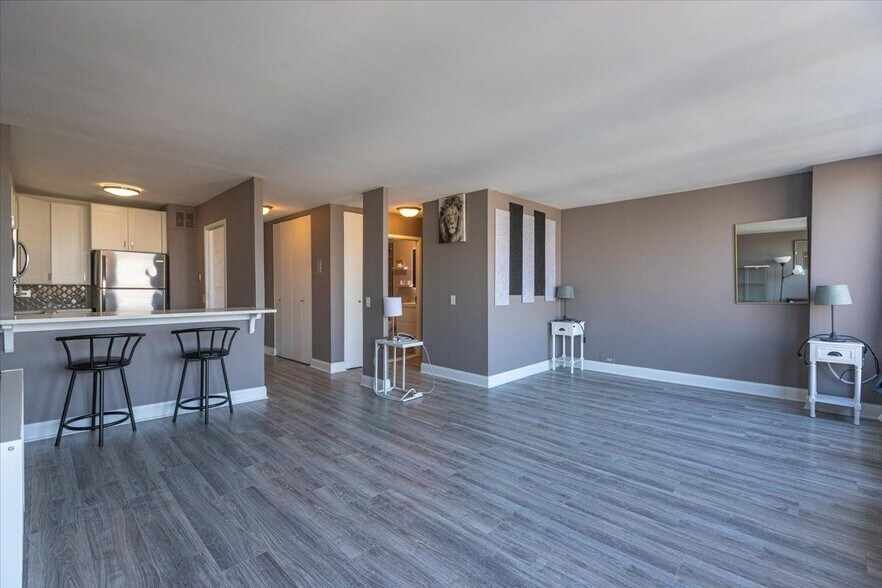 Building Photo - 5445 N Sheridan Rd