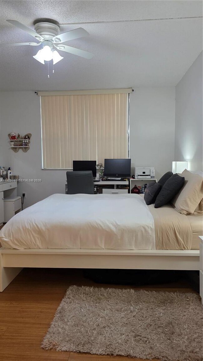 Building Photo - 750 NE 199th St