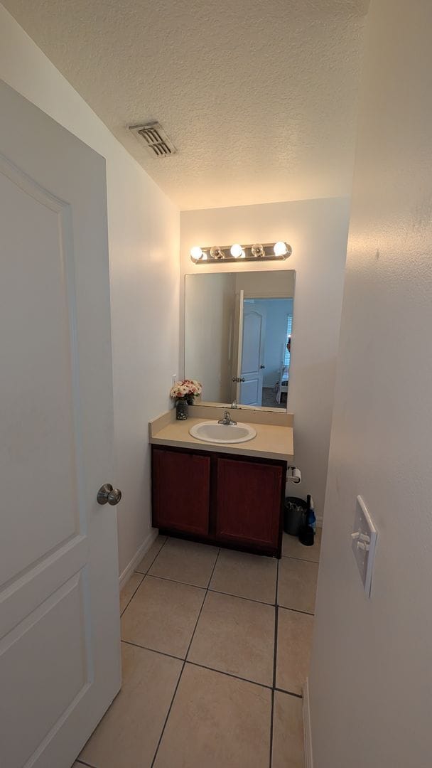 Building Photo - In the Heart of Down Town Orlando, 3 bedrooms house with lawn care service included