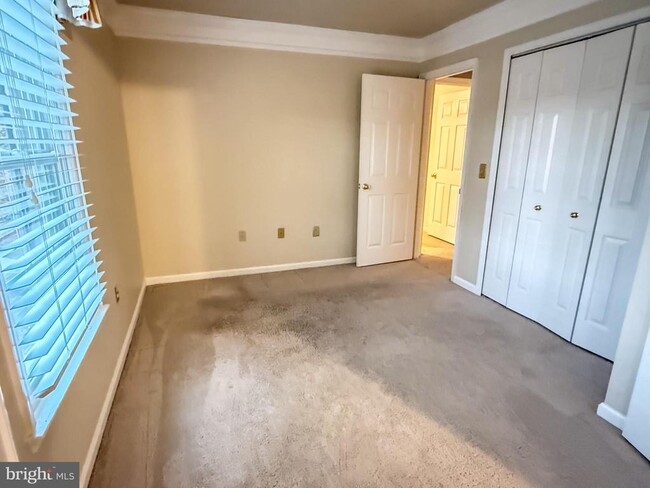 Building Photo - 15292 Surrey House Way