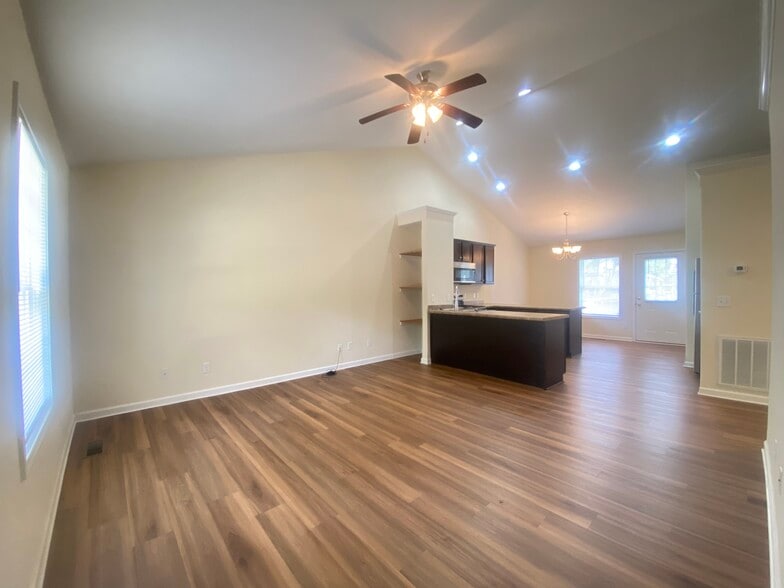 Building Photo - 200 E 14th St