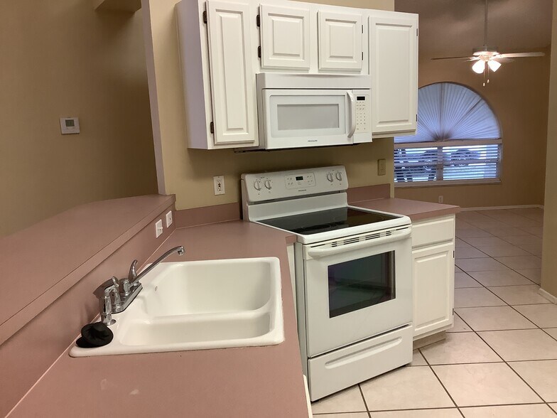 Building Photo - 2022 Blue Heron Dr