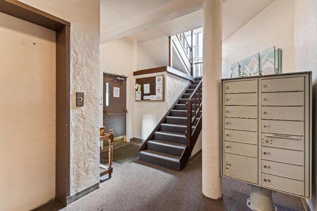 Building Photo - 3209 Hoyt Ave