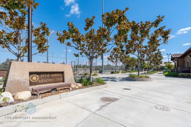 Building Photo - Spacious 3 Bed 2.5 Bath Condo in Orange!