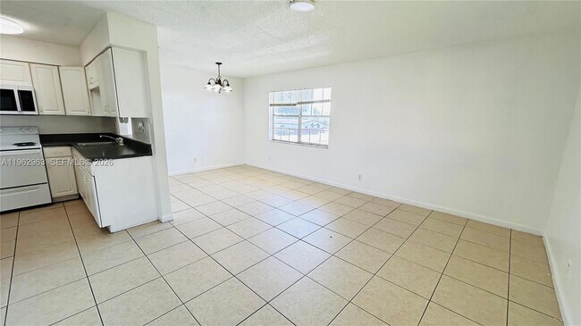 Building Photo - 978 SW 10th Dr