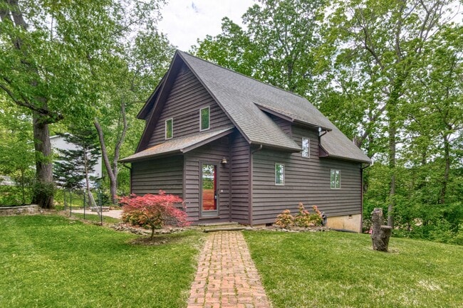 Primary Photo - 3 bed/2 bath. Pet Friendly. Fenced Yard