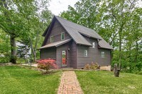 Building Photo - 3 bed/2 bath. Pet Friendly. Fenced Yard