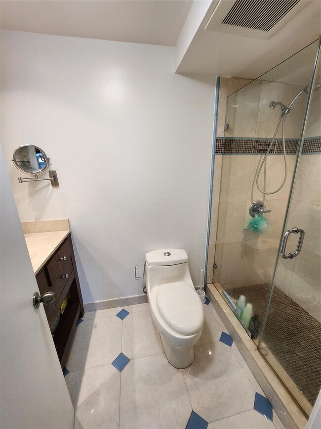 Building Photo - 219 NE 14th Ave