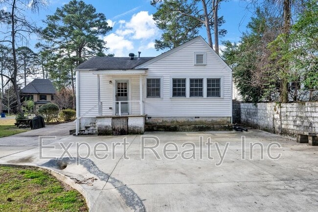 Building Photo - 1542 Somerset Dr