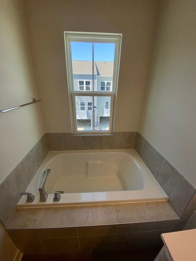 Building Photo - Edge at Azalea