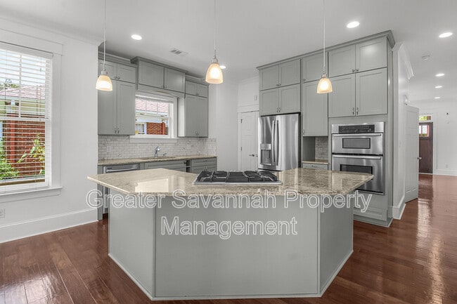 Building Photo - 419 E 54th St