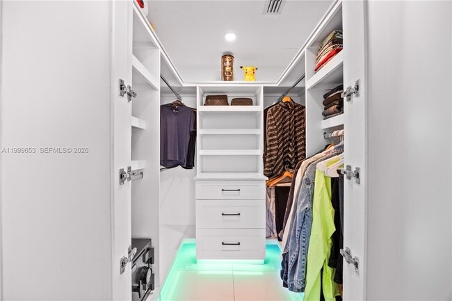 Building Photo - 1861 NW S River Dr