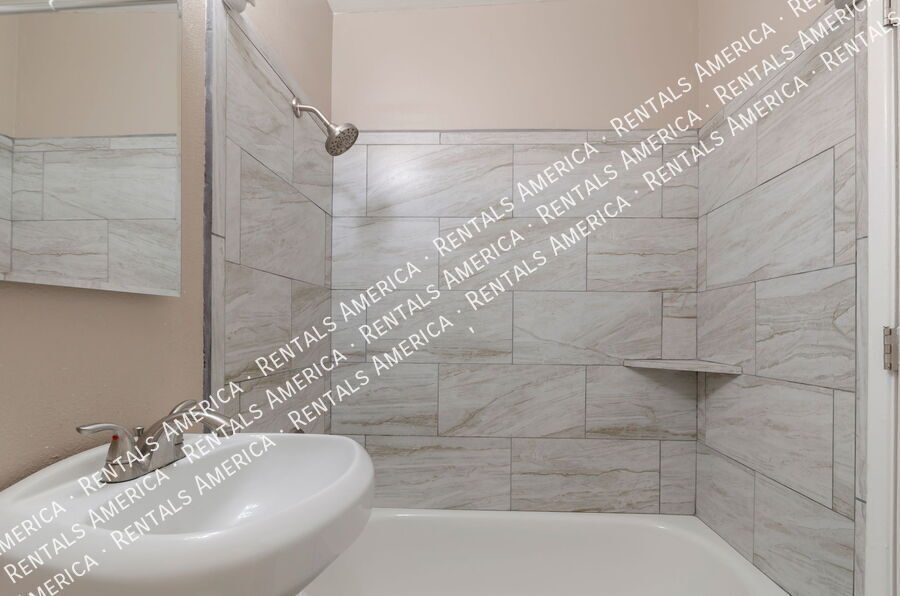 Building Photo - 1226 N Bryant Ave