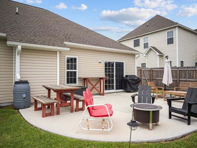 Building Photo - 239 Sailor St