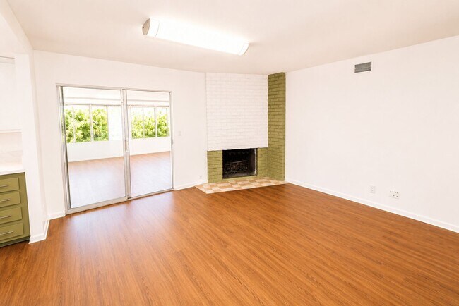 Building Photo - 1087 N Greengrove St