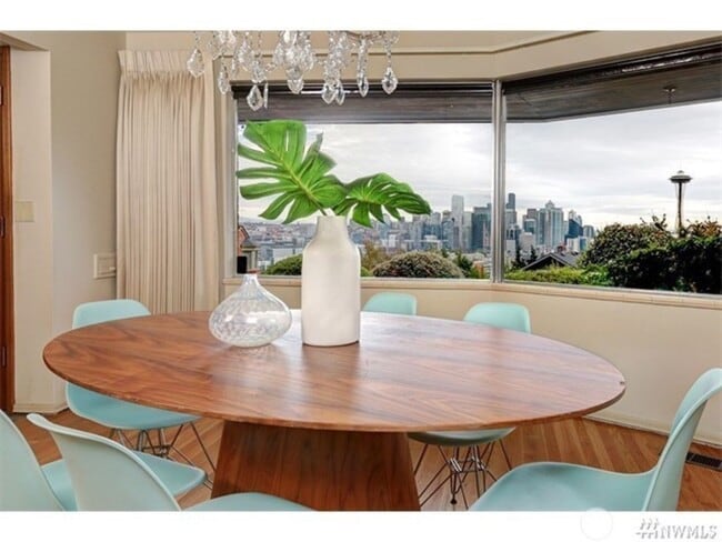 Building Photo - 3Bd/1.75Ba Seattle House