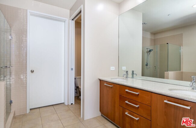 Building Photo - 801 S Grand Ave