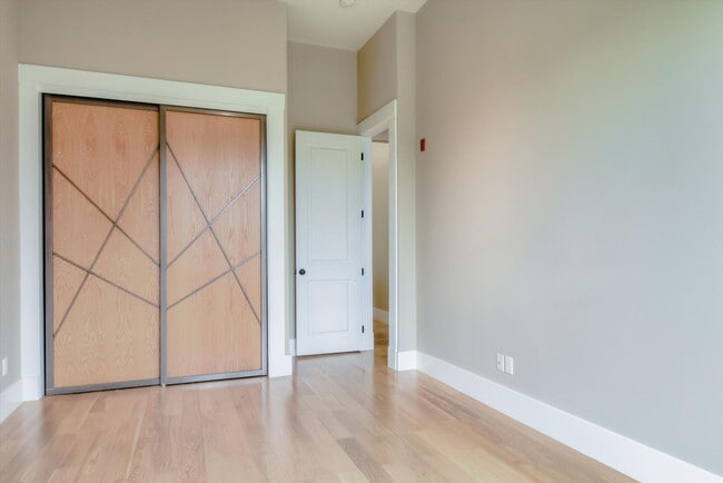 Building Photo - Completely Renovated Top Floor Unit in Victorian + Laundry in unit+ Contact for showing schedule!