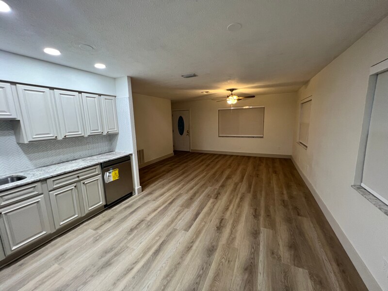 Building Photo - 5137 Dartmouth Ave N