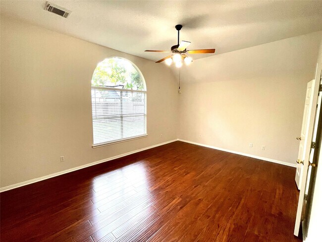 Building Photo - 71 E Hobbit Glen Dr