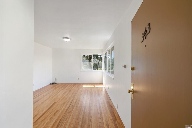 Building Photo - 343 Somerset Rd