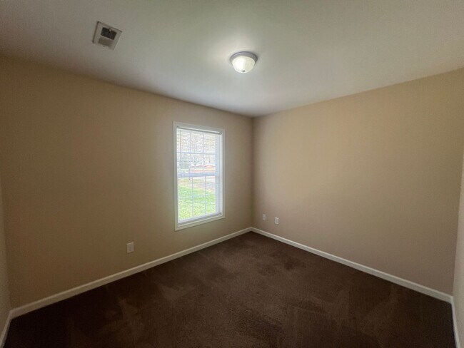 Building Photo - MOVE-IN READY!