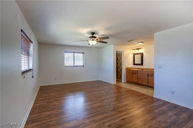 Building Photo - 8109 Sanibel Blvd
