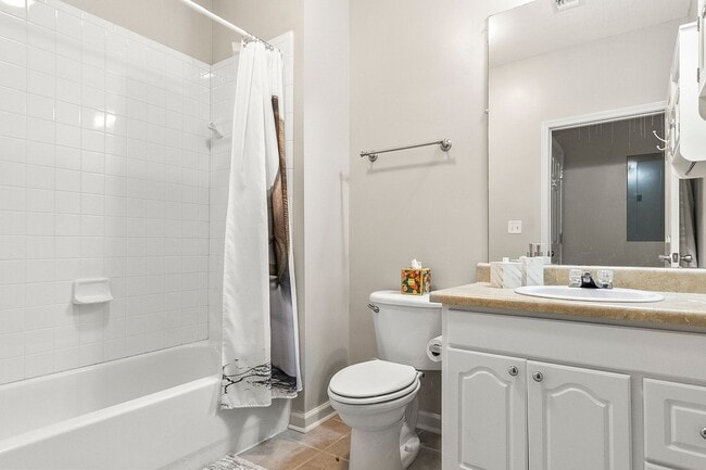 Building Photo - Nice 2 Bed 2 Bath Available Fall 2026!