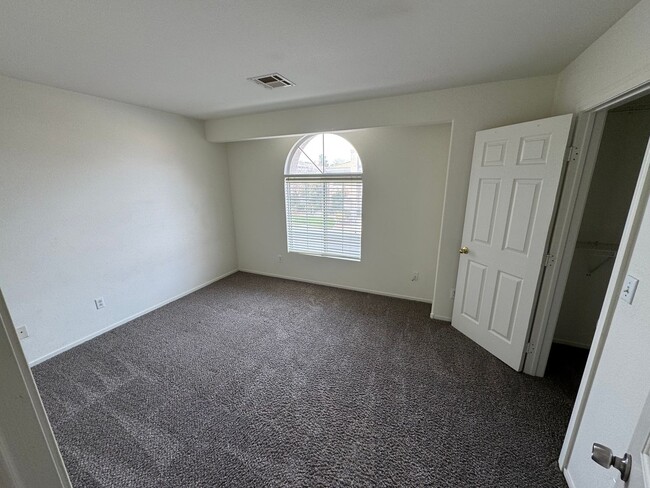 Building Photo - Awesome Three bedroom 2 1/2 townhouse in a...