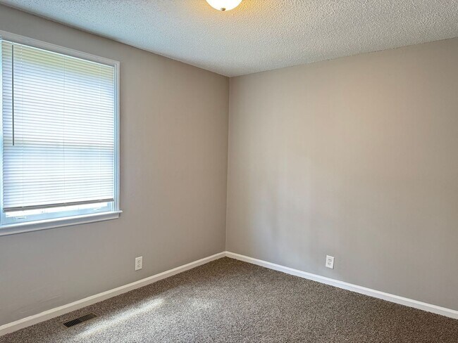 Building Photo - 2213 Glory Dr
