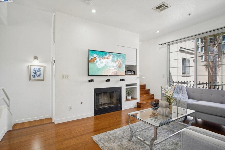 Building Photo - 385 Montecito Way