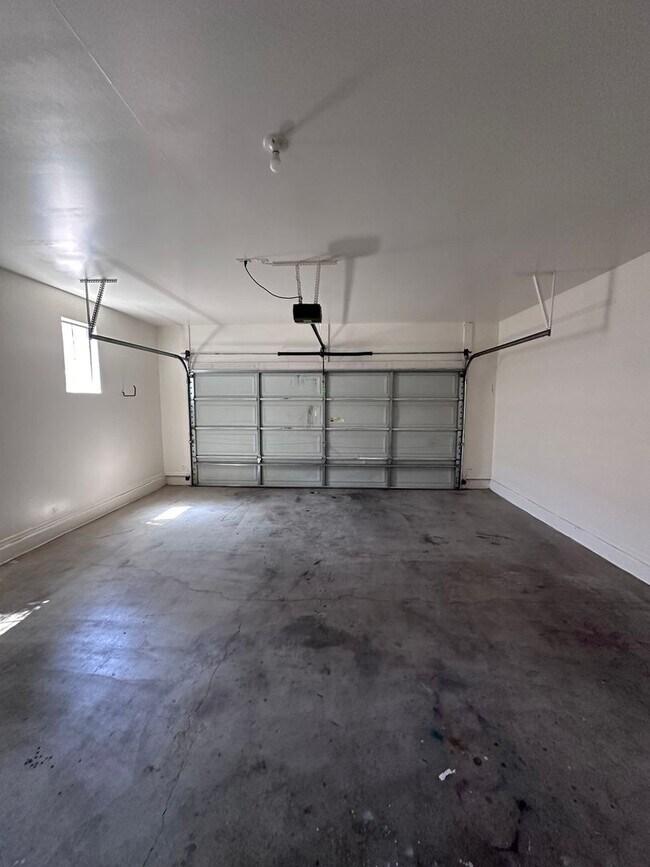 Building Photo - 3 bedroom home in a gated community