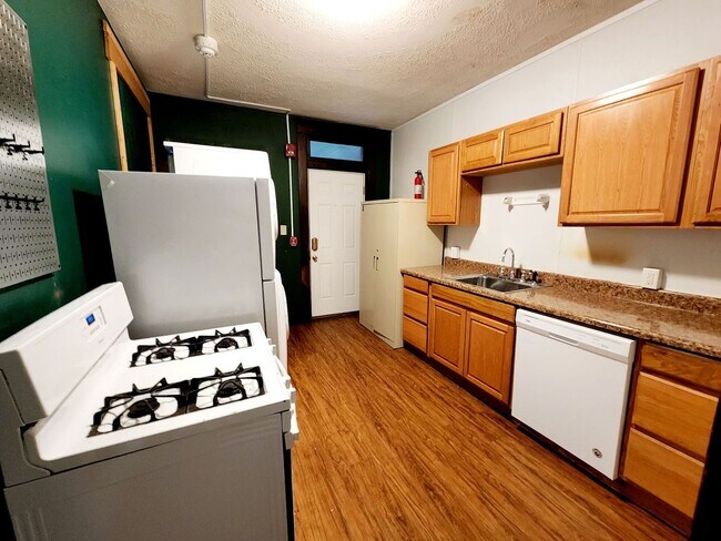 Building Photo - 5 Bedroom/ 2 Bathroom House - Downtown Available - 06/04/2026