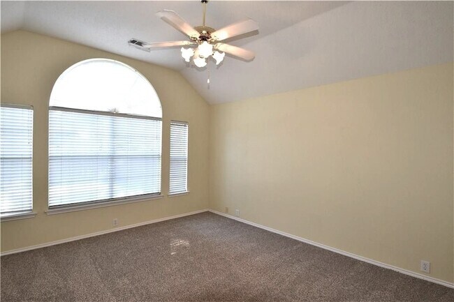 Building Photo - 2708 Cascade Dr