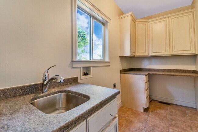 Building Photo - Beautiful home nestled in Pleasant Grove